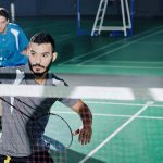 Mehrere ethnische Badmintonspieler am Wettbewerb teilnehmen – © Dragon Images - shutterstock.com - 1702198657