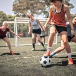 Gruppe von Frauen, Mädchen Fußballmannschaft auf dem Feld im Freien, Training zusammen. – © Pekic - istockphoto.com - 1252691574