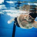 Fit Schwimmer Ausbildung in den Swimmingpool – © Jacob Ammentorp Lund - istockphoto.com - 638024732