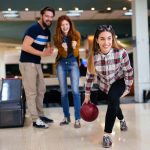 Freunde, die gemeinsam Spaß beim Bowling und Speding Zeit – © nd3000 - istockphoto.com - 846362640