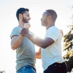 Zwei Männer tanzen Kizomba im Freien – © Kzenon - shutterstock.com - 1343361071